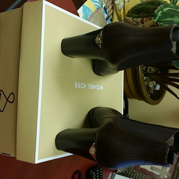 Michael Kors Barlow short boot - Picture 4 of 4